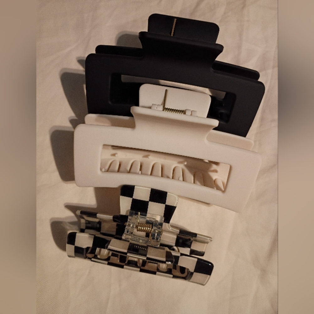 New and Unused Ladies/Girls Black and White Hair Claw Clips Set